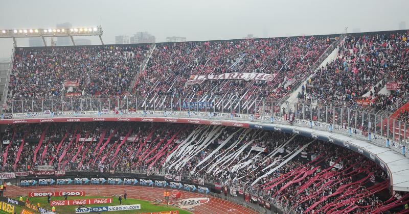 Una caravana de miles de hinchas acompañó al equipo