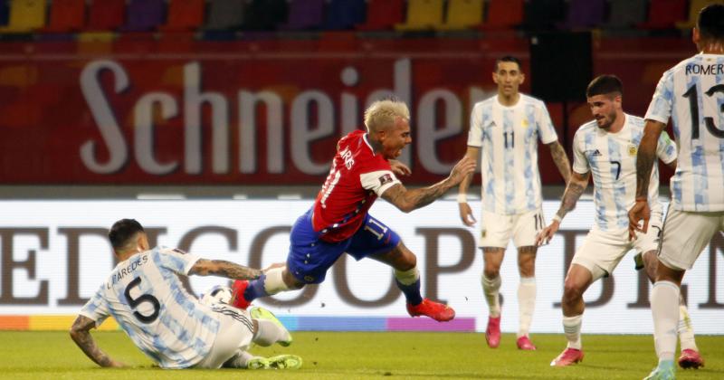 Paredes barre abajo y se queda con la pelota frente a Vargas