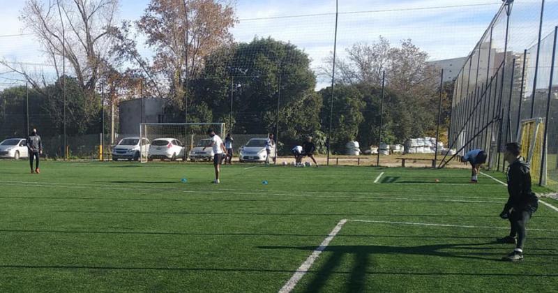 Titulares suplentes y juveniles de El Porvenir en acción