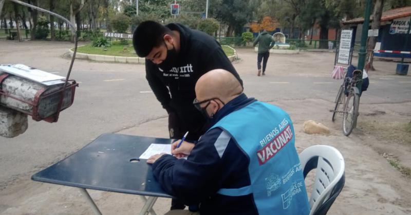 Hay mesas en diferentes parques de la ciudad