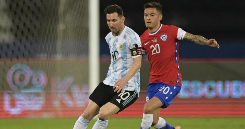 Messi domina la pelota ante la marca de Arnguiz
