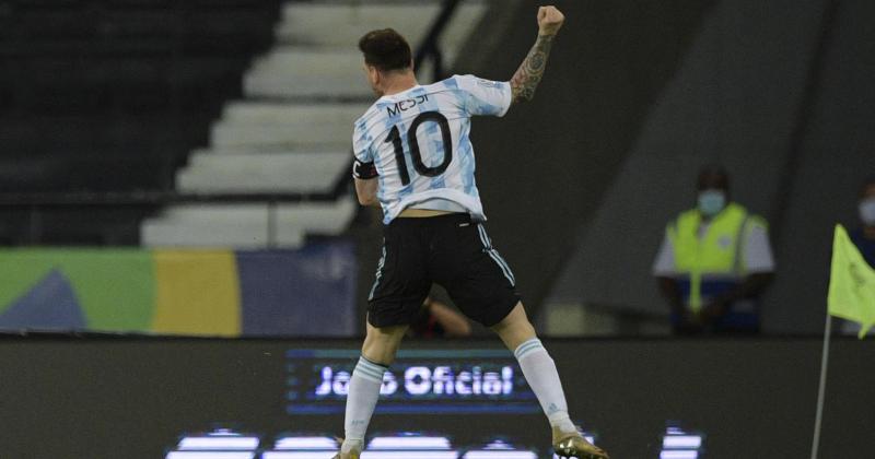 El salto de Messi para festejar su golazo de tiro libre