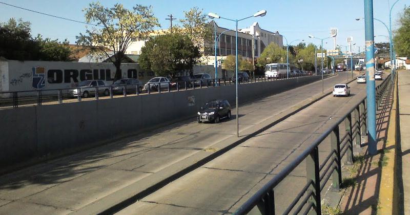 Vecinos rescataron a un joven que intentaba arrojarse al paso bajo nivel