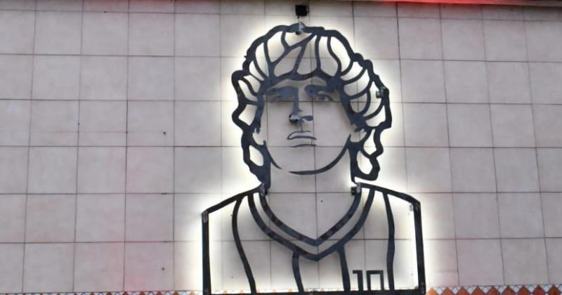 Diego iluminado brilla en la fachada del Club Para Siempre en Banfield 