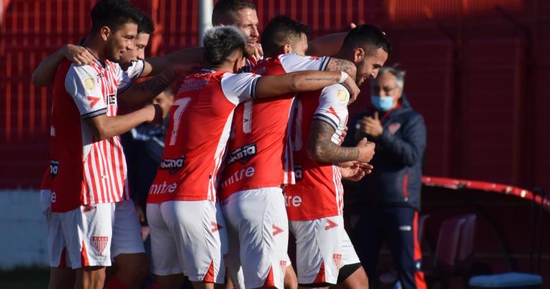 Los Andes celebra el 1-0 de Rivas
