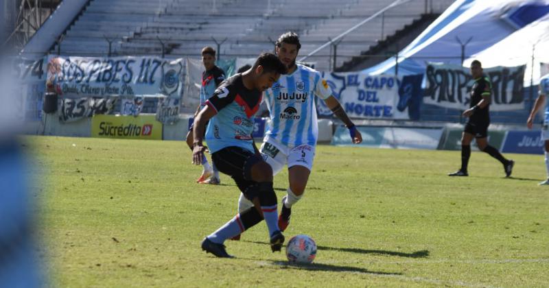 Martínez protege el balón ante la marca de un rival