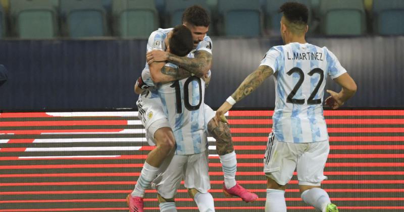 Messi abraza a De Paul autor del gol Se asocia Martínez