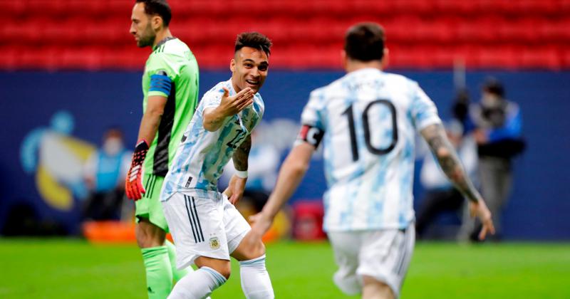 Lautaro y Messi celebran el 1-0