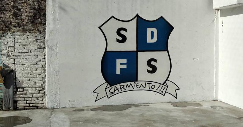 El escudo presente en las paredes y el nuevo playón deportivo