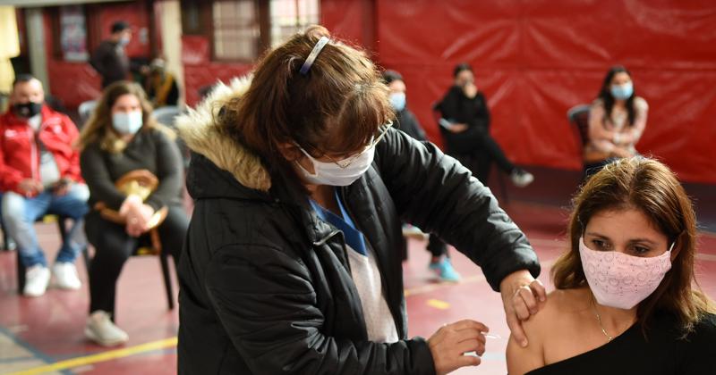 La vacunación en la cancha de Los Andes