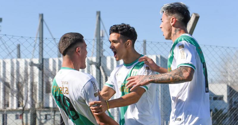 El festejo del Taladro tras el gol de Echeverría sobre la hora