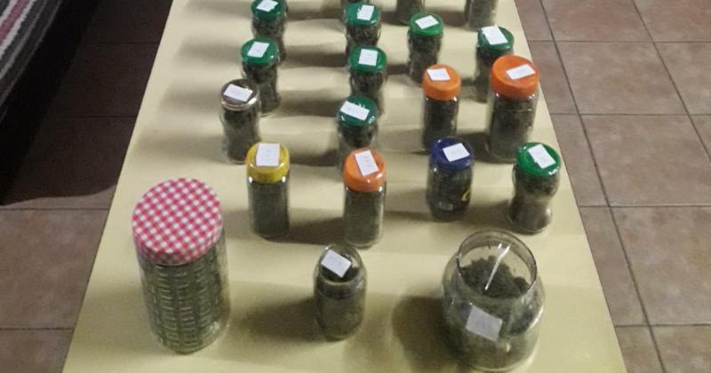 Secuestraron 28 frascos de vidrio con marihuana 