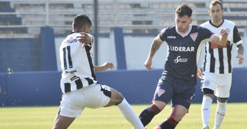Los Andes y Fénix igualaron en la cancha de Deportivo Merlo