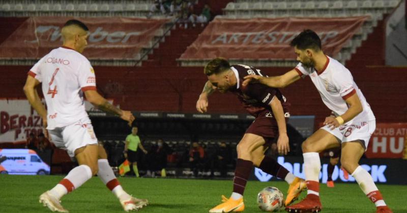 Ángel Gonzlez trastabilla entre dos jugadores rivales