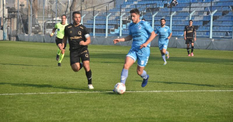 Reinhart conduce ante la llegada de Calello