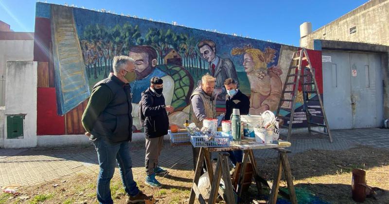 Artistas restauran los murales en calles de Banfield