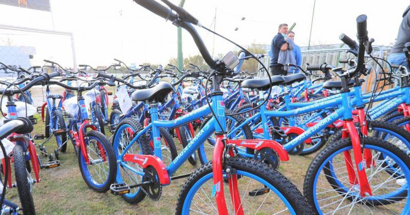Ya se entregaron ms de 900 bicicletas para los chicos de Lomas 