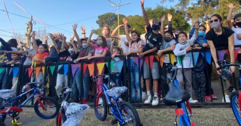 En el Mes de la Nintildeez ya se entregaron maacutes de 900 bicis en Lomas
