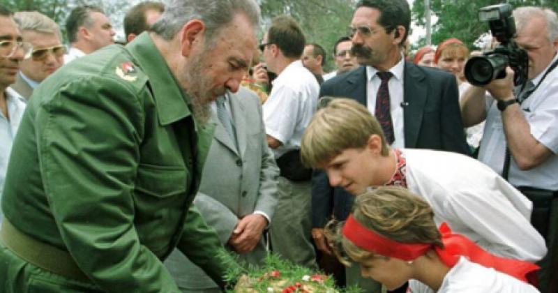 Fidel Castro con niños ucranianos 
