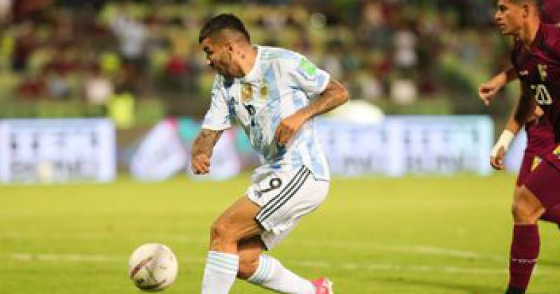 Ángel Correa define para el tercer gol argentino