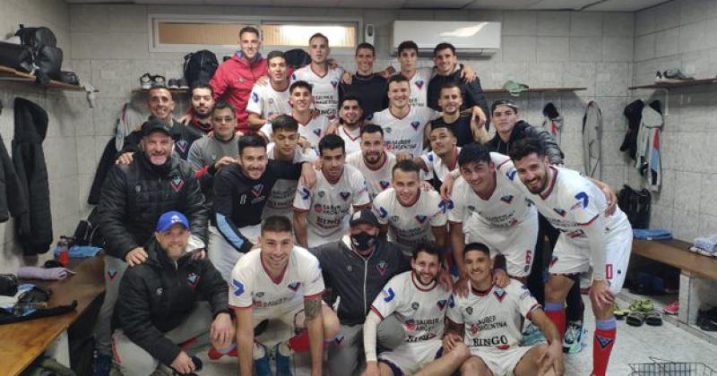 Un vestuario feliz y ganador en Adrogué