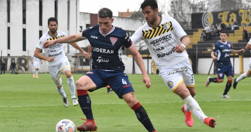 Minervino domina el balón ante la marca de Ayala