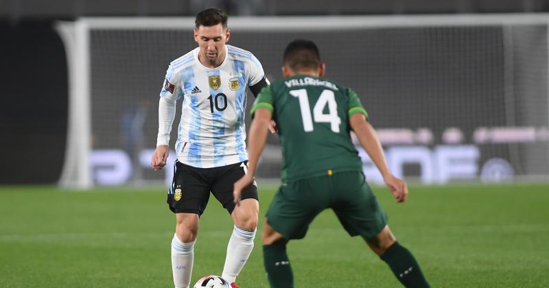 Messi acaricia el balón frente a Villarroel