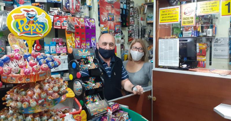 Mario y Nelida atienden un kiosco en Gorriti 417