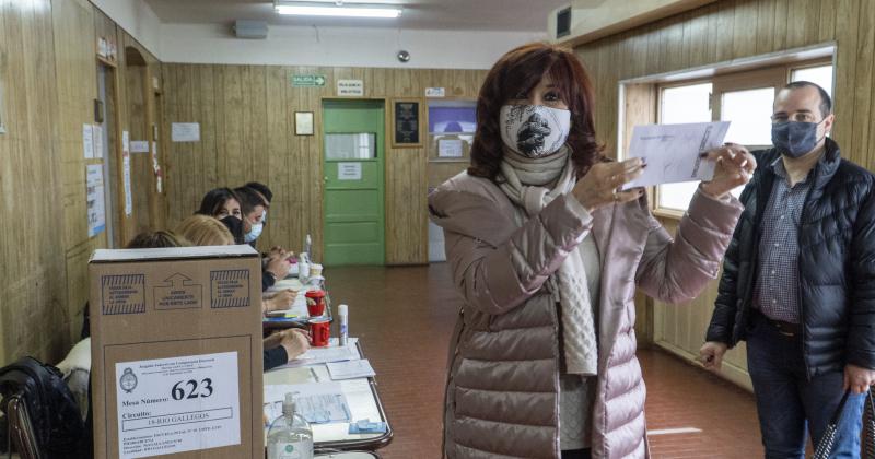 Cristina emitió su voto en la Escuela N°19 en Rio Gallegos