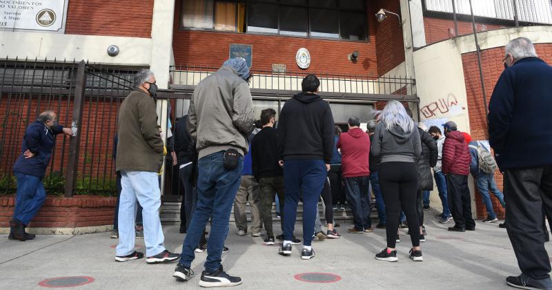 Barbijo lapicera DNI y distanciamiento para ir a votar