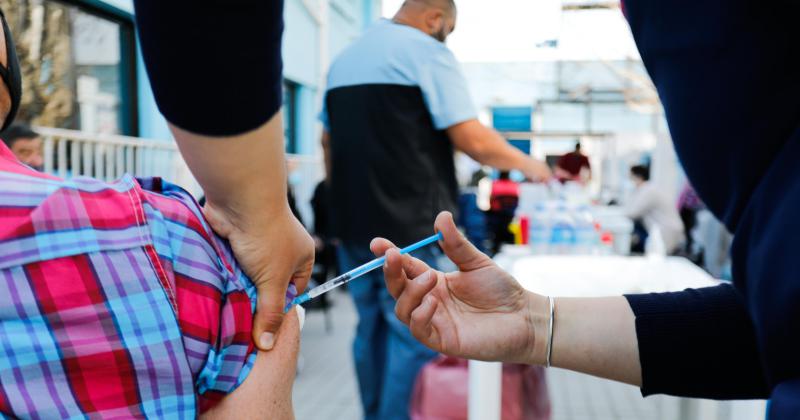 Miles de vecinos de distintos barrios fueron inmunizados