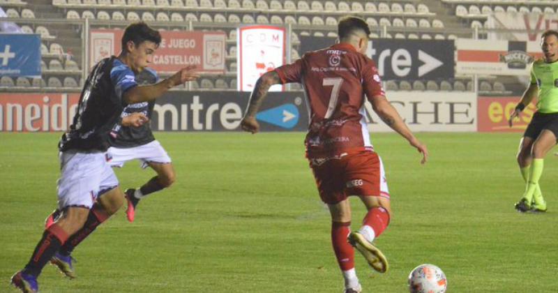 Salvador domina la pelota en un intento del Gallo