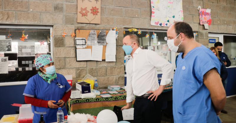 Insaurralde y Ortega Soler durante la visita a un vacunatorio