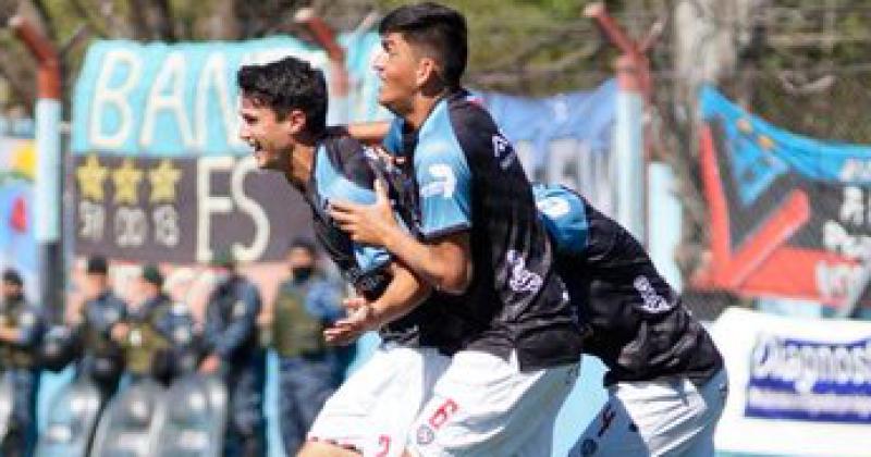 Arrechea recibe el abrazo de sus compañeros