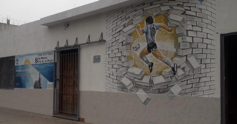 Dos de los murales a conciencia ya lucen en la fachada del club