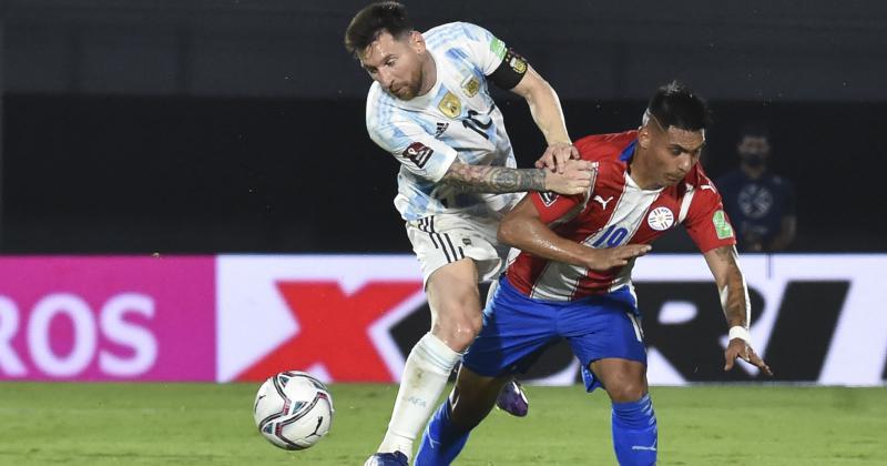Arzamendia se interpone en la acción frente a Messi