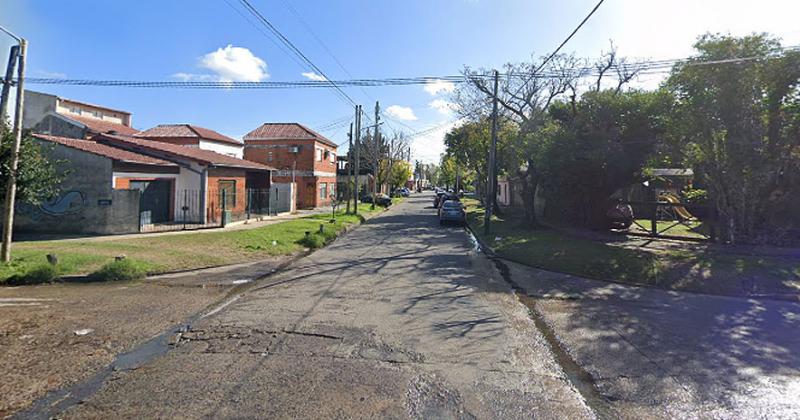Detienen a dos menores tras tirotearse con un policiacutea en Centenario