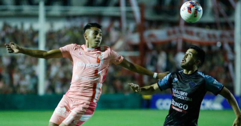 Mansilla le clava la vista a la pelota