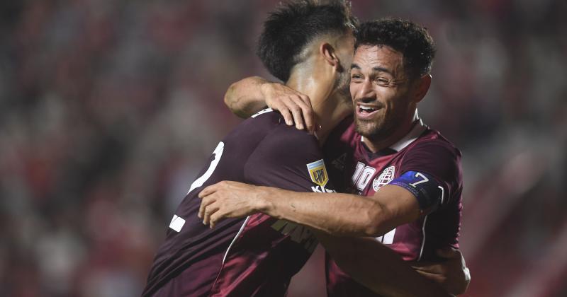 Acosta celebra su gol en una noche complicada