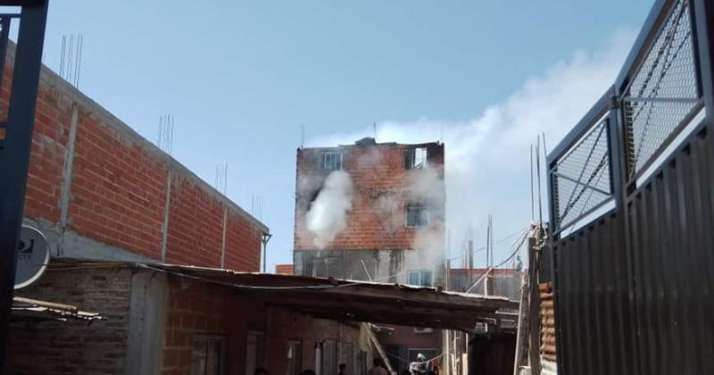 Feroz incendio en un depoacutesito textil de Budge