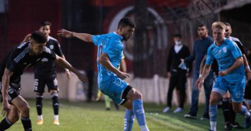 Pumpido ve pasar la pelota de largo