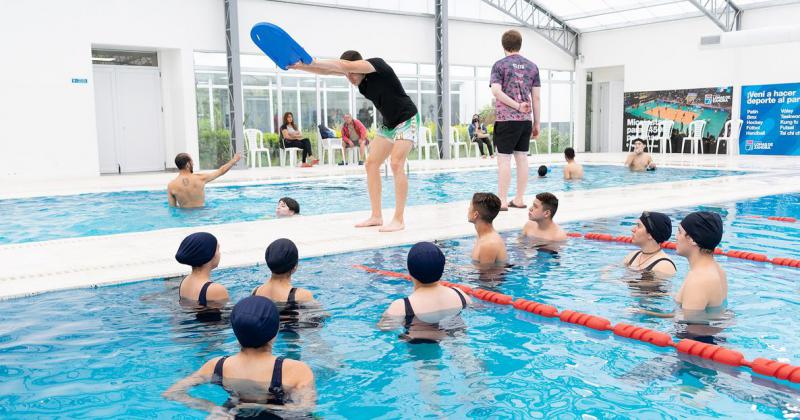 Las clases son en el renovado natatorio del Parque de Lomas