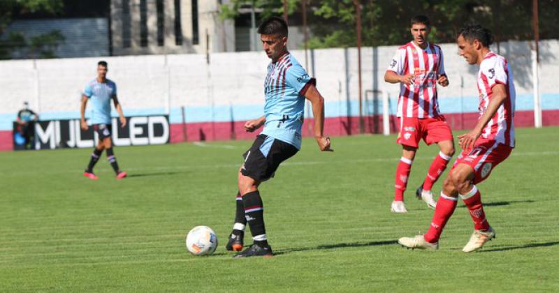 Enrique va en busca del balón