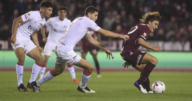 De la Vega protege la pelota entre varias camisetas rivales
