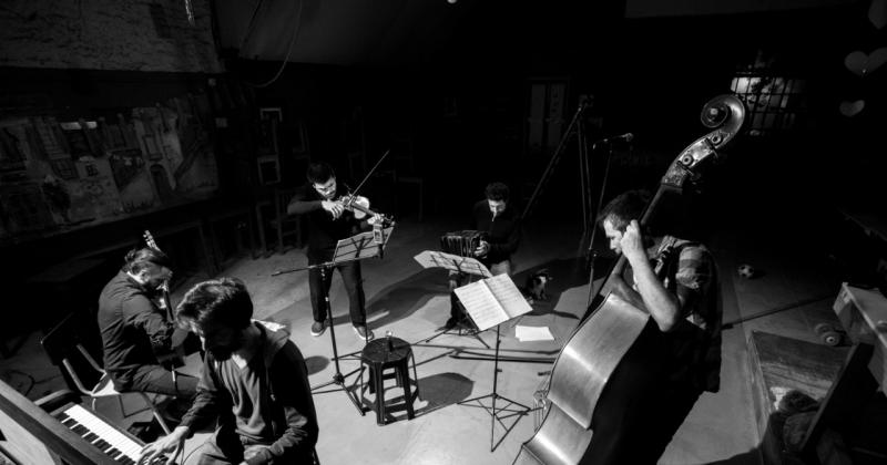 El Quinteto Pavoacuten sale a escena en Patio Miacuteo Banfield 