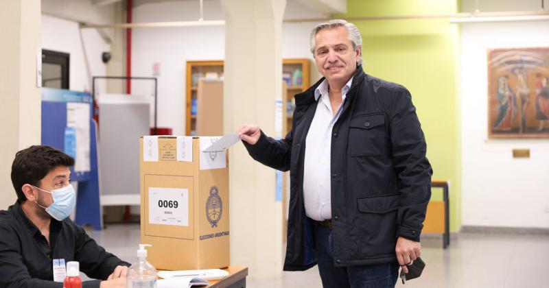 Alberto votoacute en la UCA- Hoy es un diacutea muy importante
