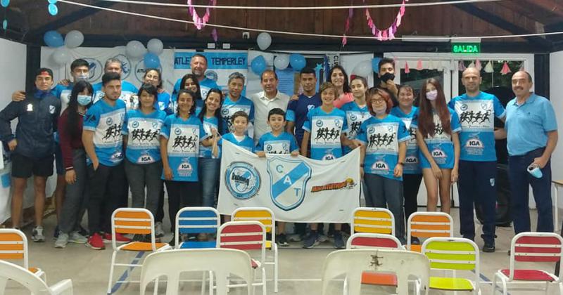 Integrantes del atletismo Gasolero se fotografiaron con Silio