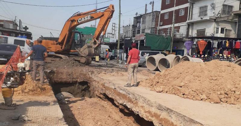 Construyen un aliviador sobre la calle Olimpo de Santa Catalina