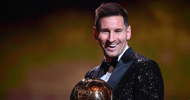 Lionel Messi sonriente con su séptimo Balón de Oro