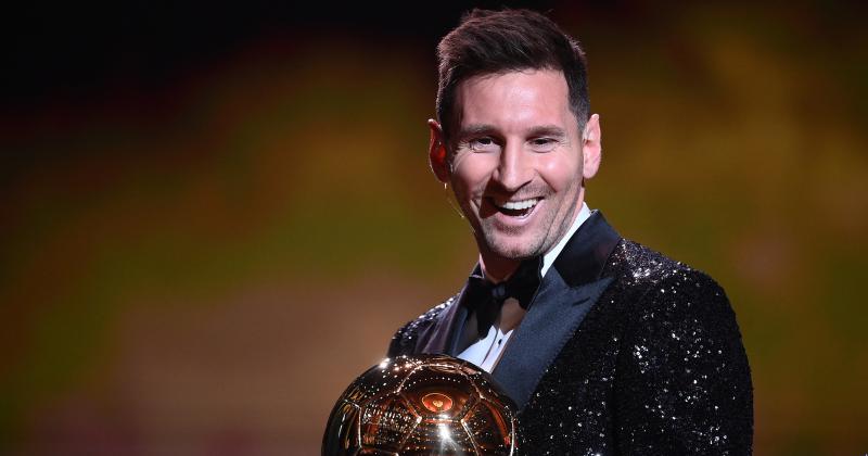 Lionel Messi sonriente con su séptimo Balón de Oro